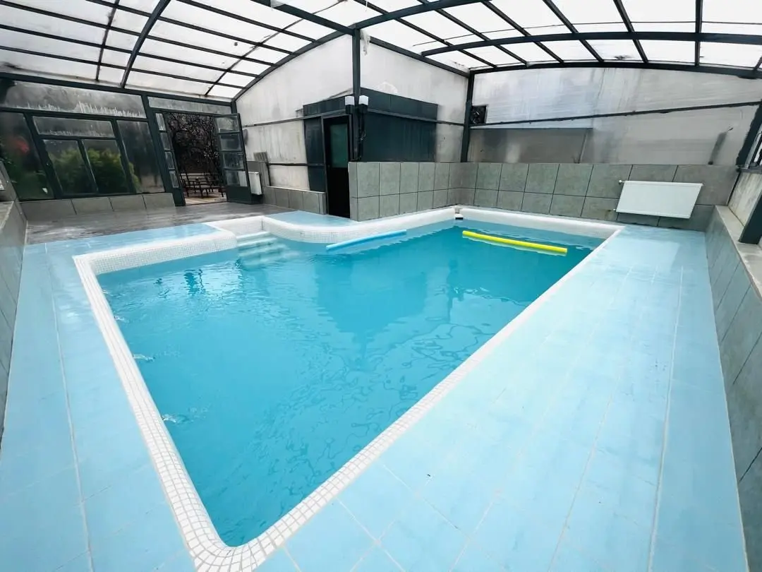 ویلا دوخوابه استخردار آب گرم باغ رویال ۱ - استخر سرپوشیده