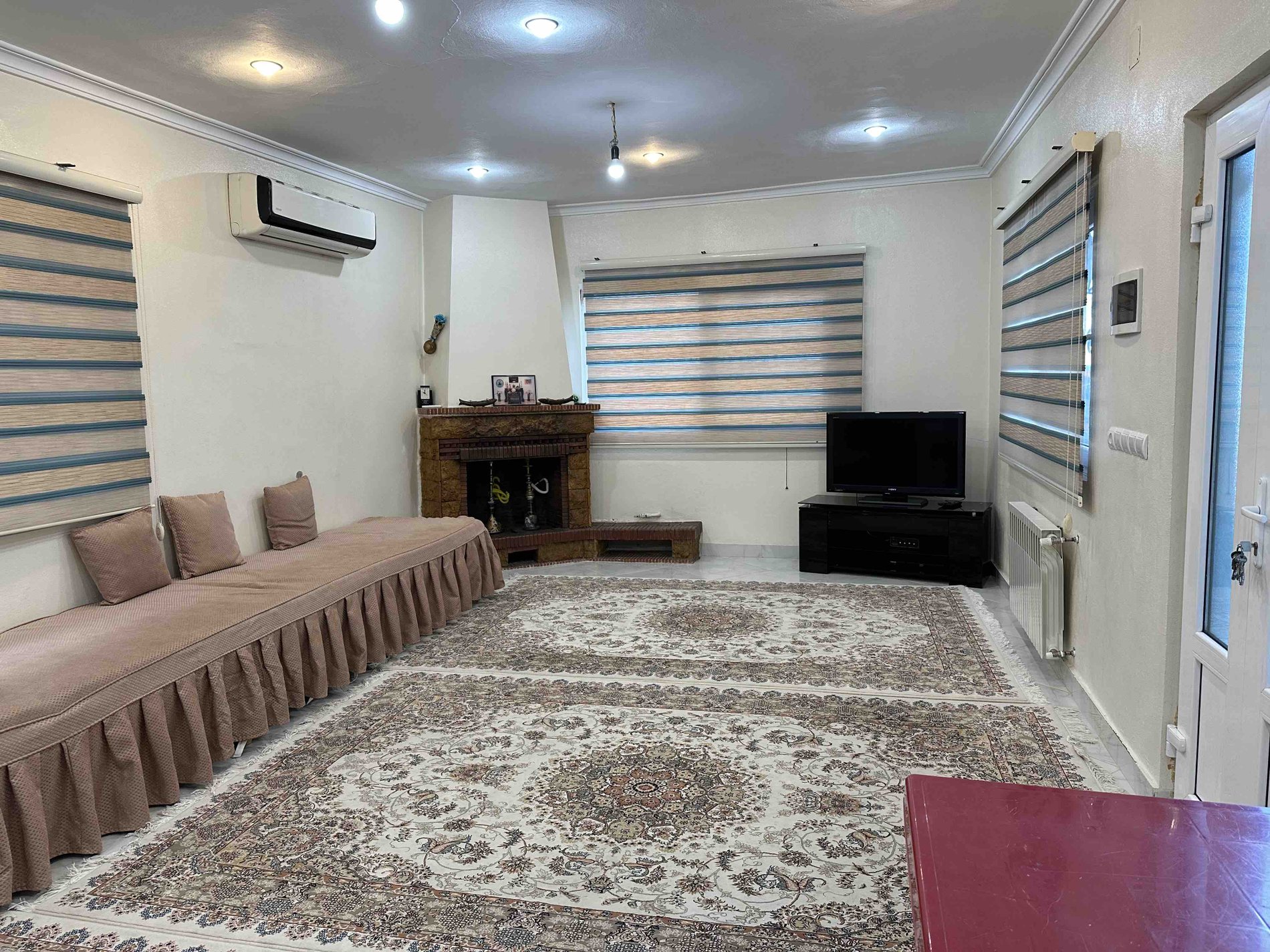 ویلا یک خوابه سفيد تمشک - نماي ديگر هال