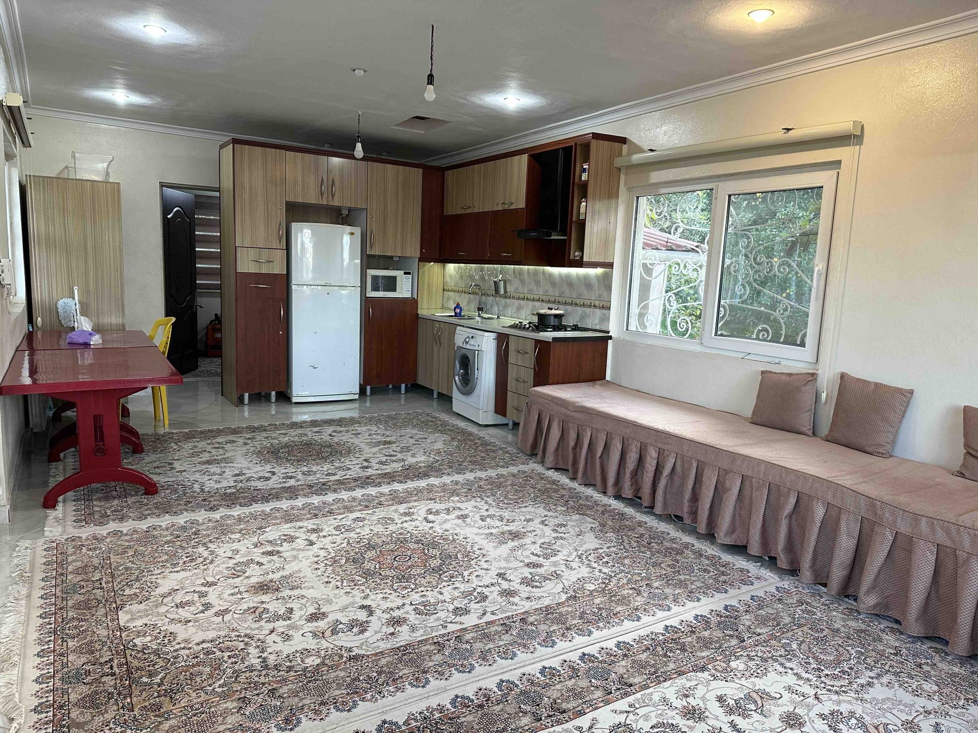 ویلا یک خوابه سفيد تمشک - آشپزخانه و هال