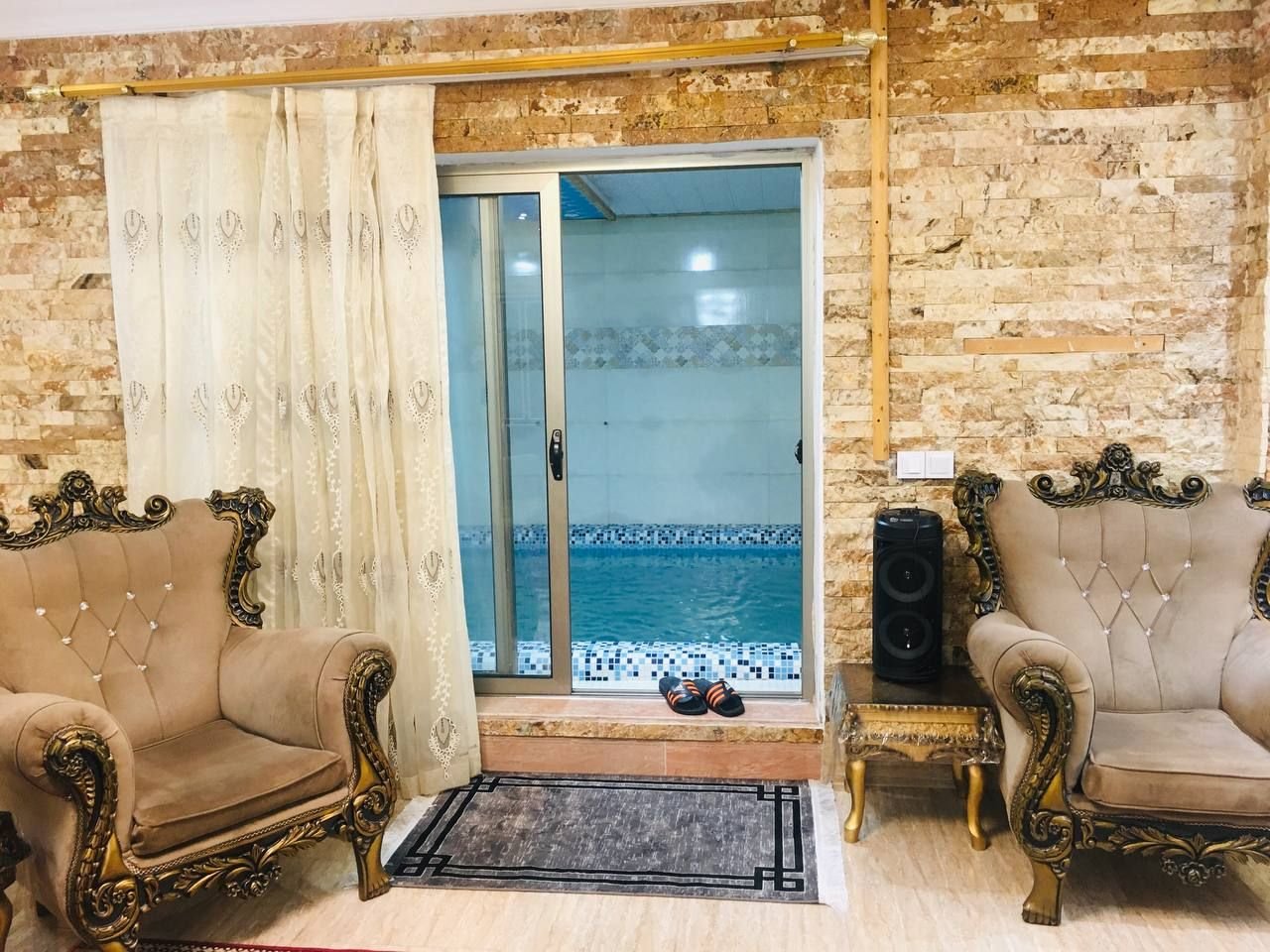 ویلا دوخوابه روستایی استخردار آبگرم گلستان - سالن ورودی به استخر