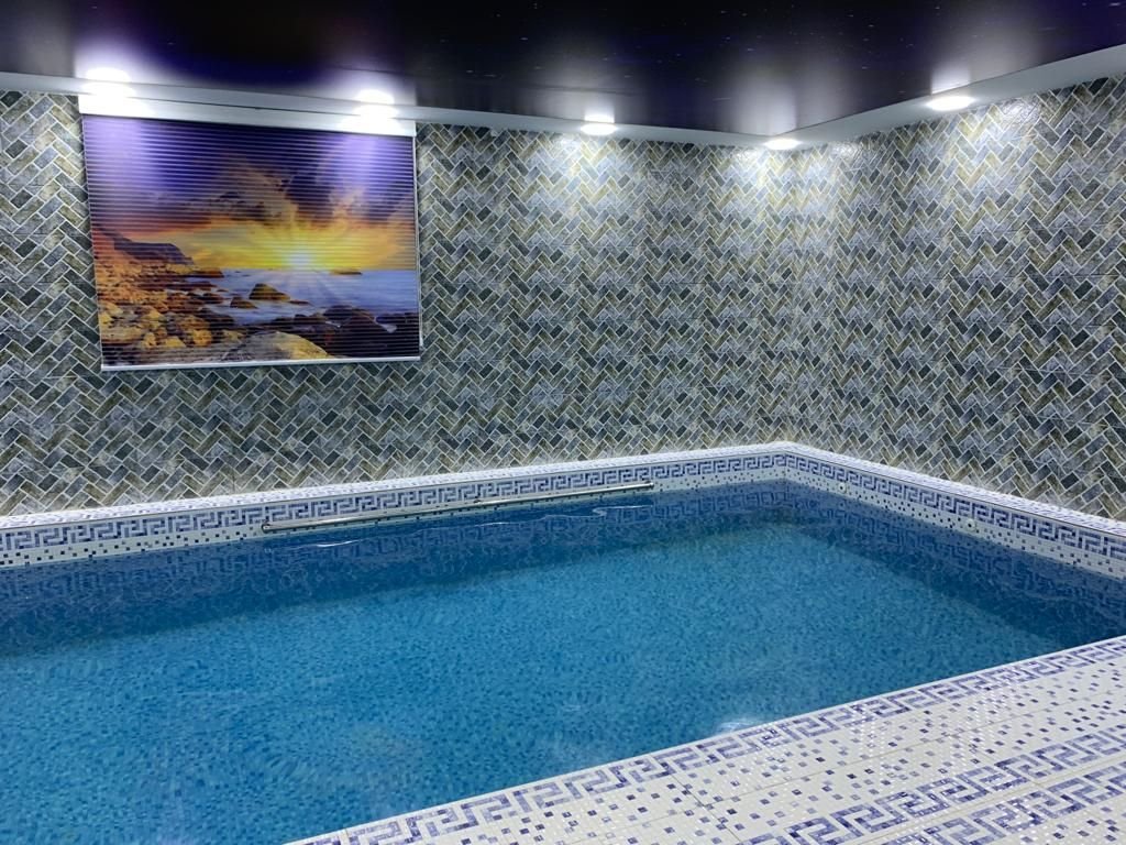 ویلا دوخوابه استخردار سفید طلایی