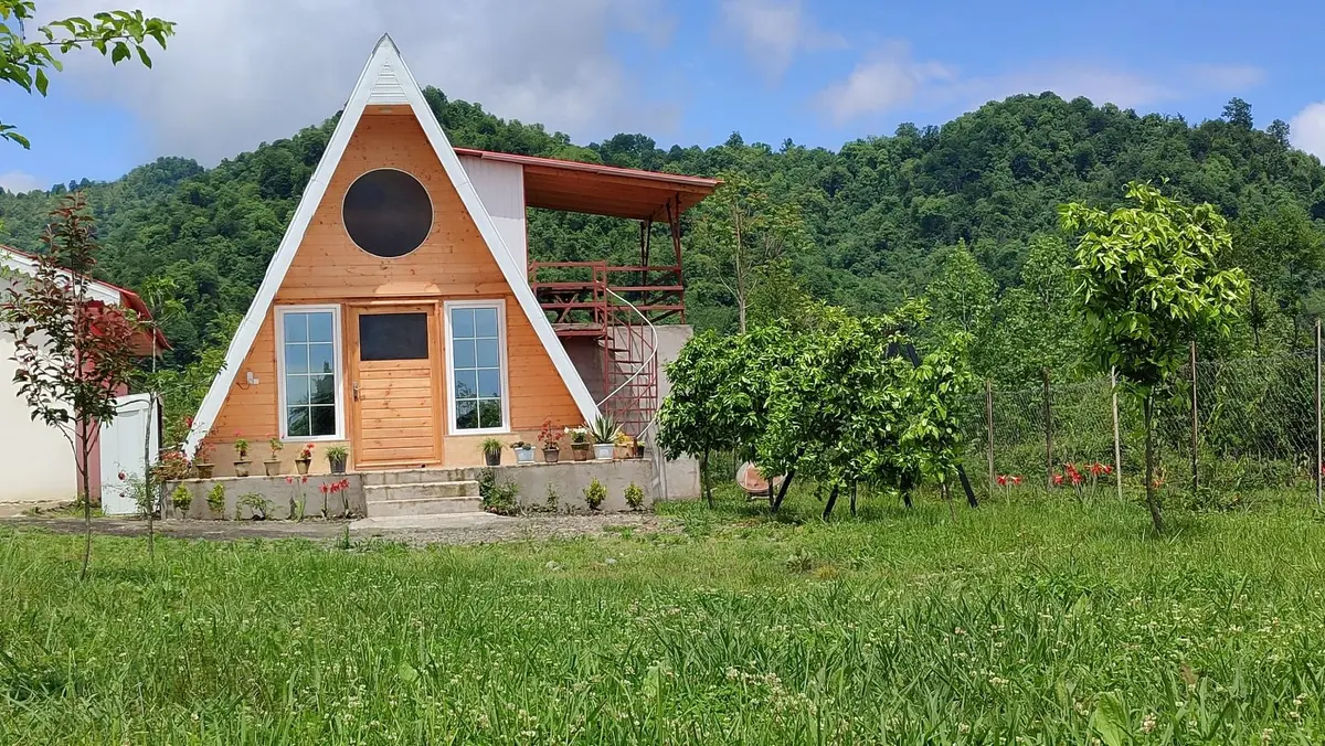 کلبه دوخوابه سوئیسی جنگلی آرمان - نمای بیرونی کلبه