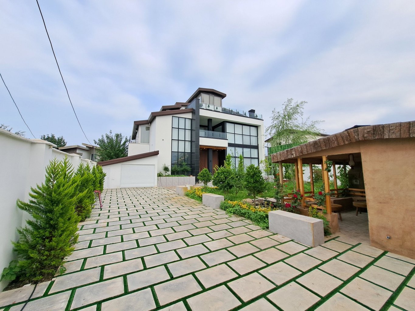 ویلا چهارخوابه استخردار آبگرم رضوان 3 - نما و محوطه حیاط