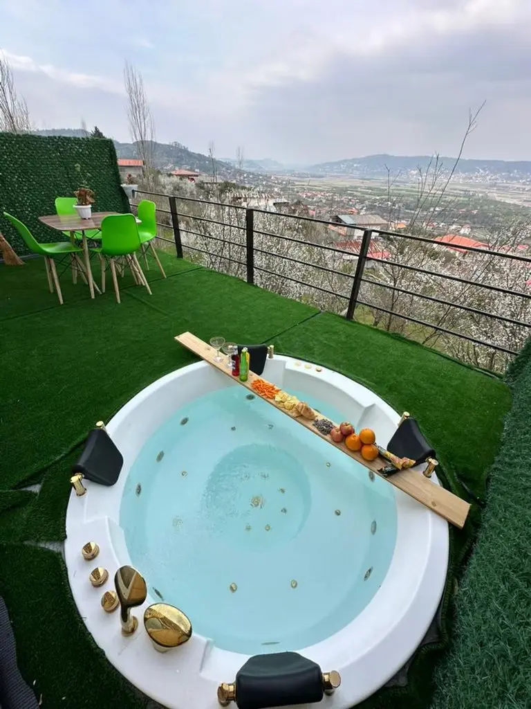 کلبه یک خوابه سوئیسی جکوزی دار شکوفه