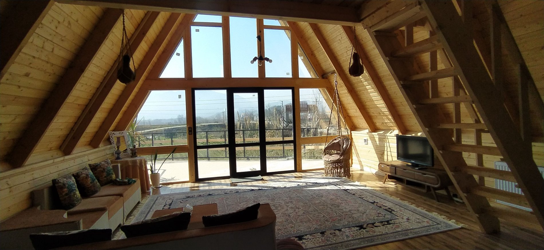 کلبه یک خوابه چوبی سوئیسی نارنج