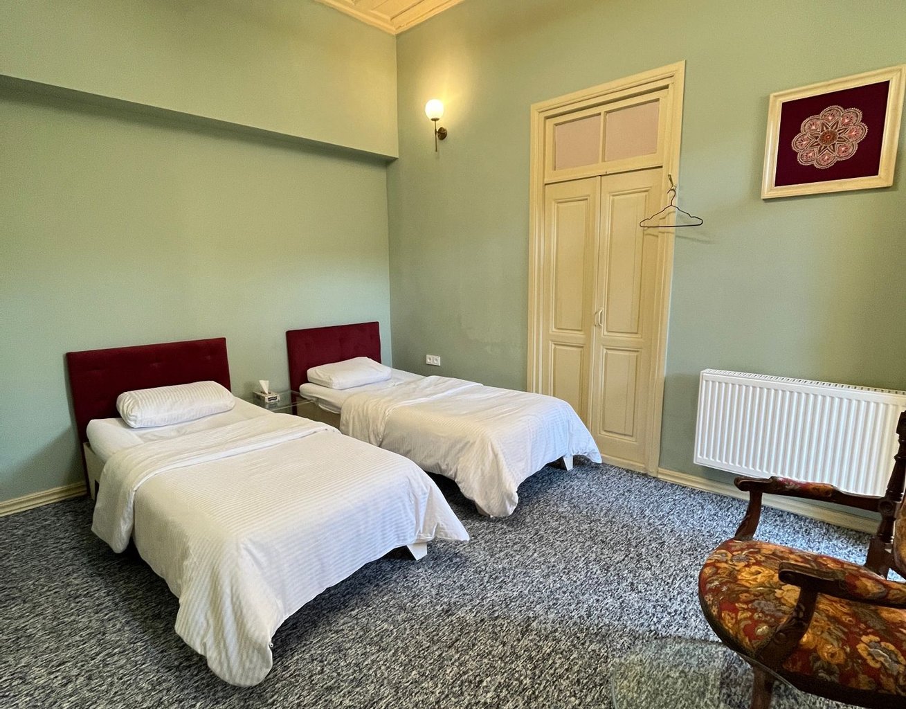 اقامتگاه سنتی بوتیک هتل دیمه - واحد گوشهٔ خیال - دو تخت یک‌نفره