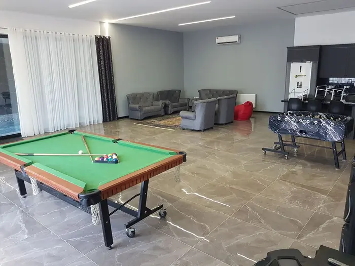 ویلا سه خوابه استخردار ارم 22 - سالن  بزرگ   