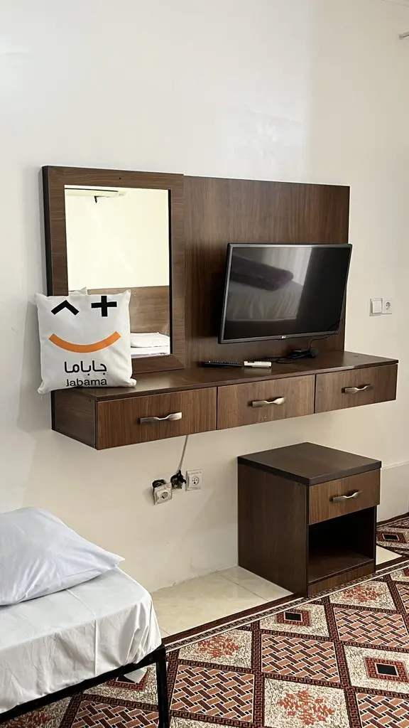 مسافرخانه محسن - واحد پنج تخته 206