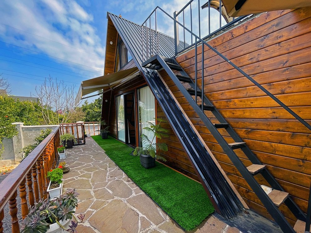 کلبه دوخوابه جنگلی تراس