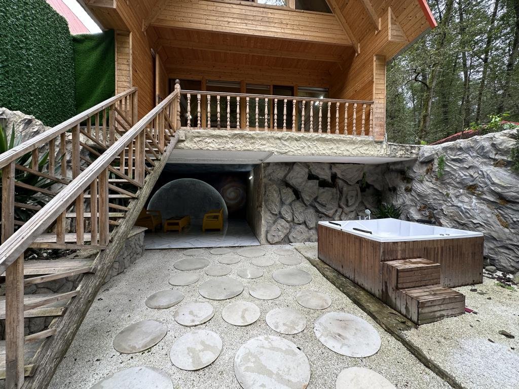 کلبه دوخوابه جکوزی دار سوئیسی ماه لفور