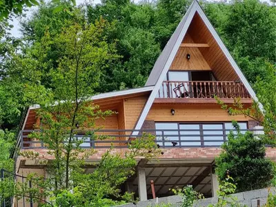 کلبه کلبه چوبی جنگلی کوهپایه‌ای کاج