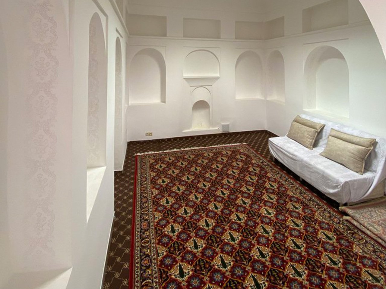 عمارت بهشت - واحد بهار