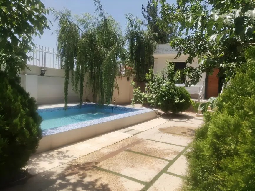 ویلا دوخوابه استخردار شهرک لولایی - نمای حیاط ویلا