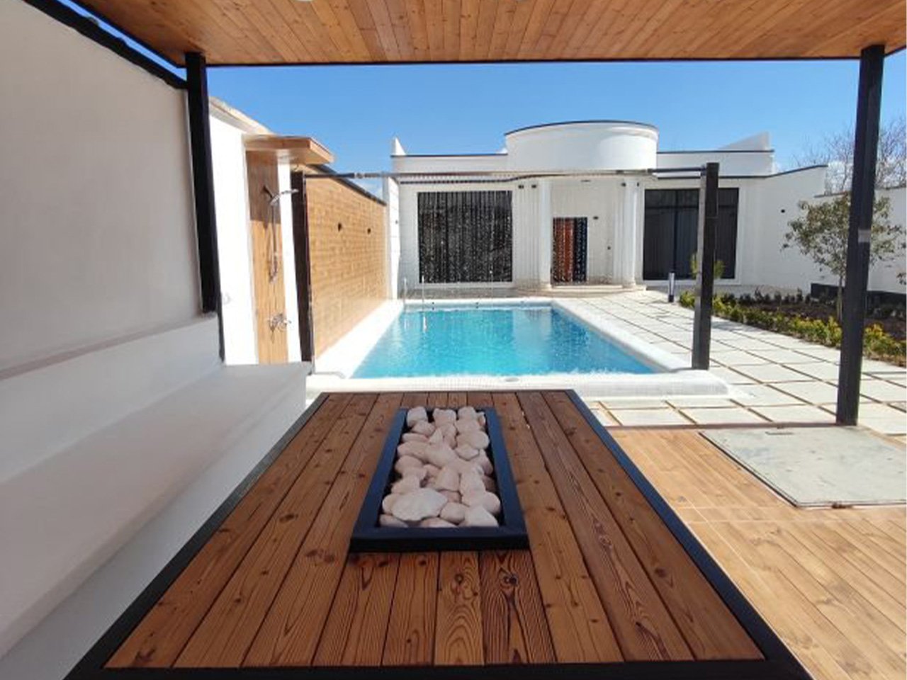 ویلا دوخوابه استخردار آبگرم وایت اند بلک