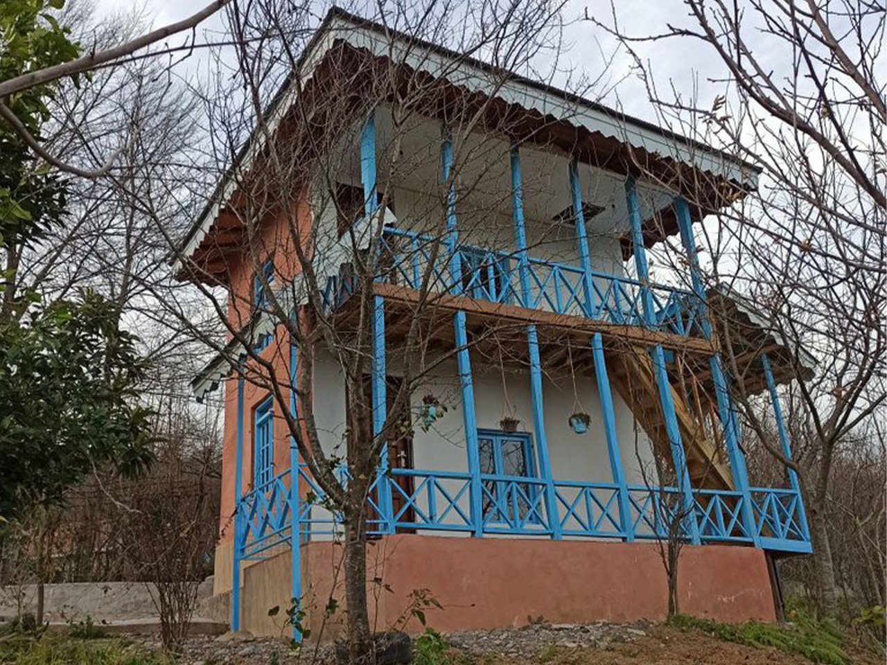 کلبه یک خوابه جنگلی فیروزه - نمای روبه رو