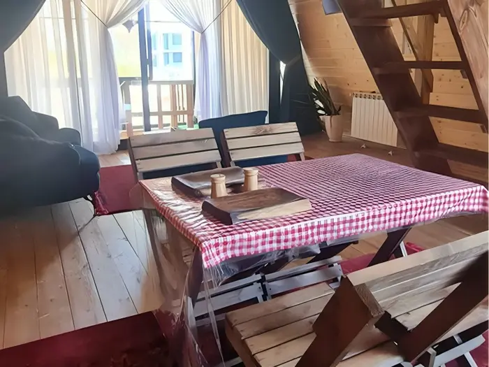 کلبه یک خوابه استخردار سوئیسی سر‌و