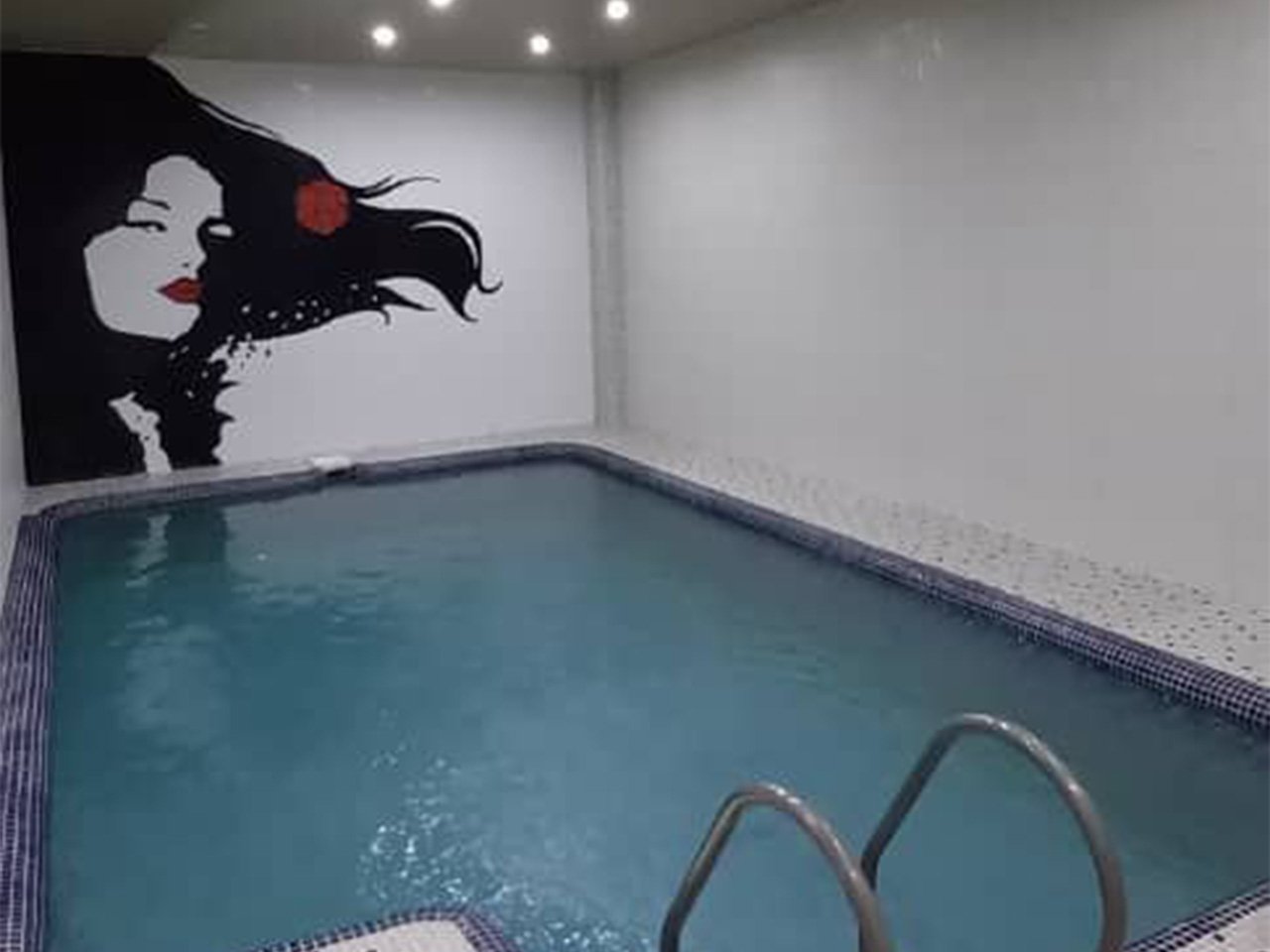 ویلا سه خوابه ساحلی استخردار آبگرم کاخ سفید