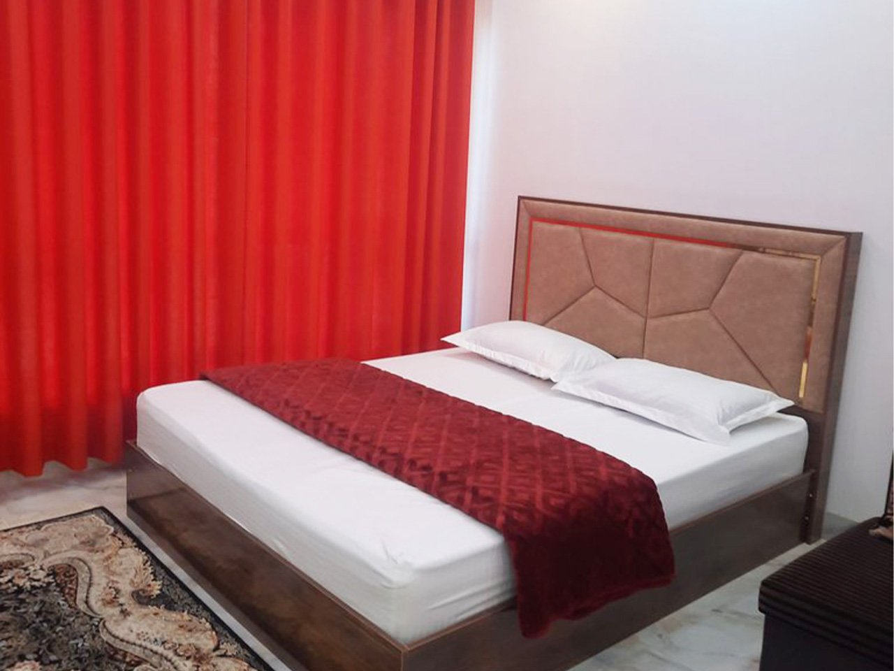 ویلا دوخوابه دوبلکس استخردار آبگرم نجفی - اتاق خواب ۱. و تخت دو نفره به همراه کولر گازی