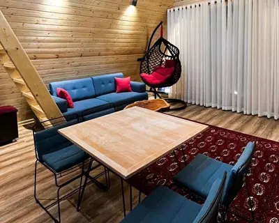 کلبه یک خوابه سوئیسی استخردار آبگرم ریرا