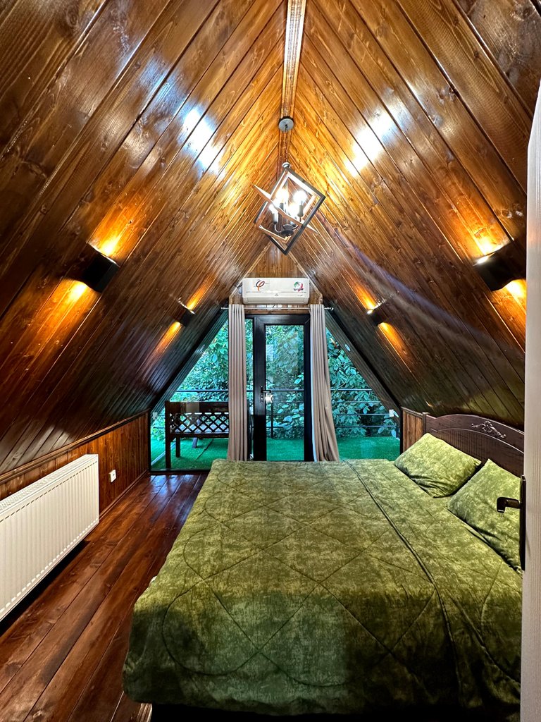 کلبه دوخوابه سوئیسی جکوزی دار مَلِج