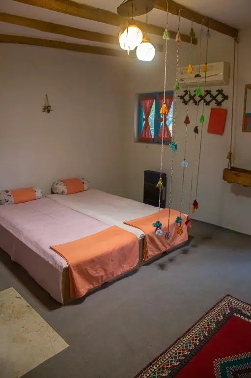 بوم گردی امی وی جا - واحد دست افشان