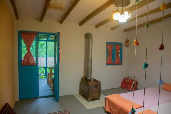 بوم گردی امی وی جا - واحد دست افشان