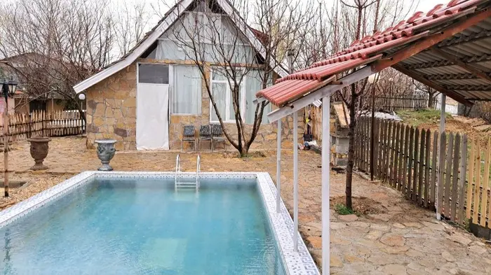 ویلا یک خوابه سوئیسی استخردار برم خوشمکان - حیاط ویلا