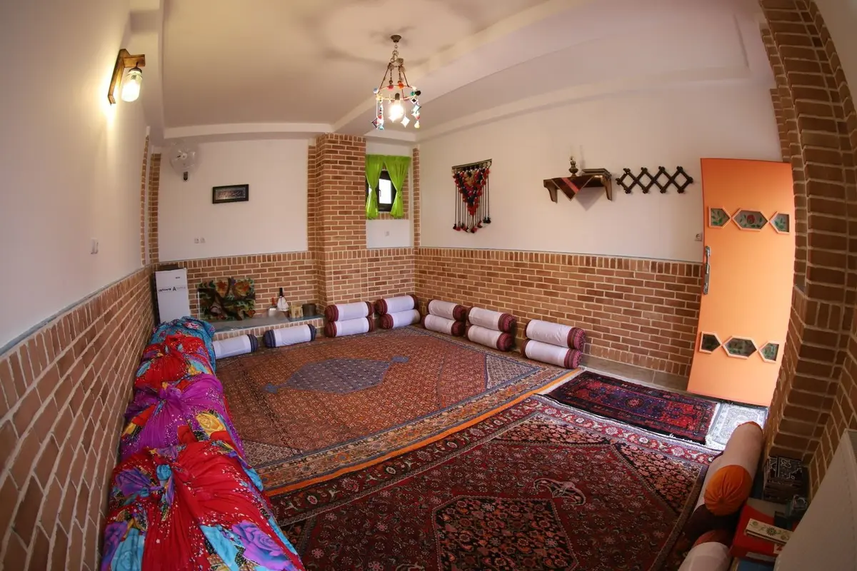 بوم گردی گلجان - واحد سوسن چلچراغ