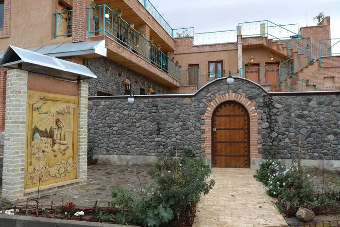 بوم گردی گلجان - واحد لادن