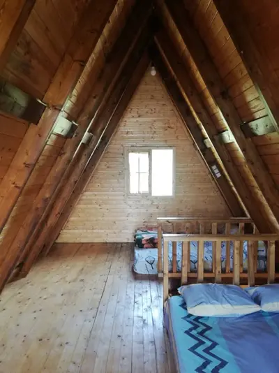 کلبه یک خوابه جنگلی سوئیسی بام بهشت