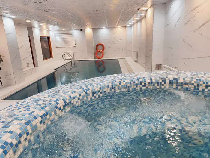 ویلا چهارخوابه استخردار آبگرم باغ بهشت