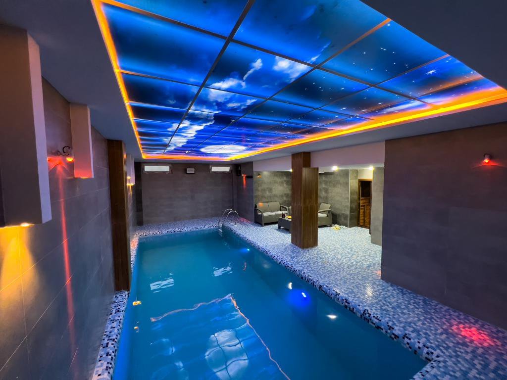 سه خوابه استخردار آبگرم ویستا روم 15