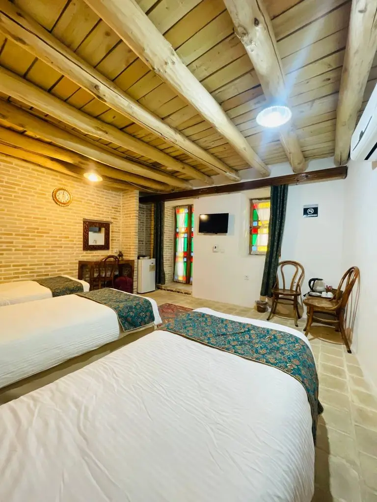 بوم گردی ددمان - اتاق سه تخته ماهنشان(طبقه همکف)