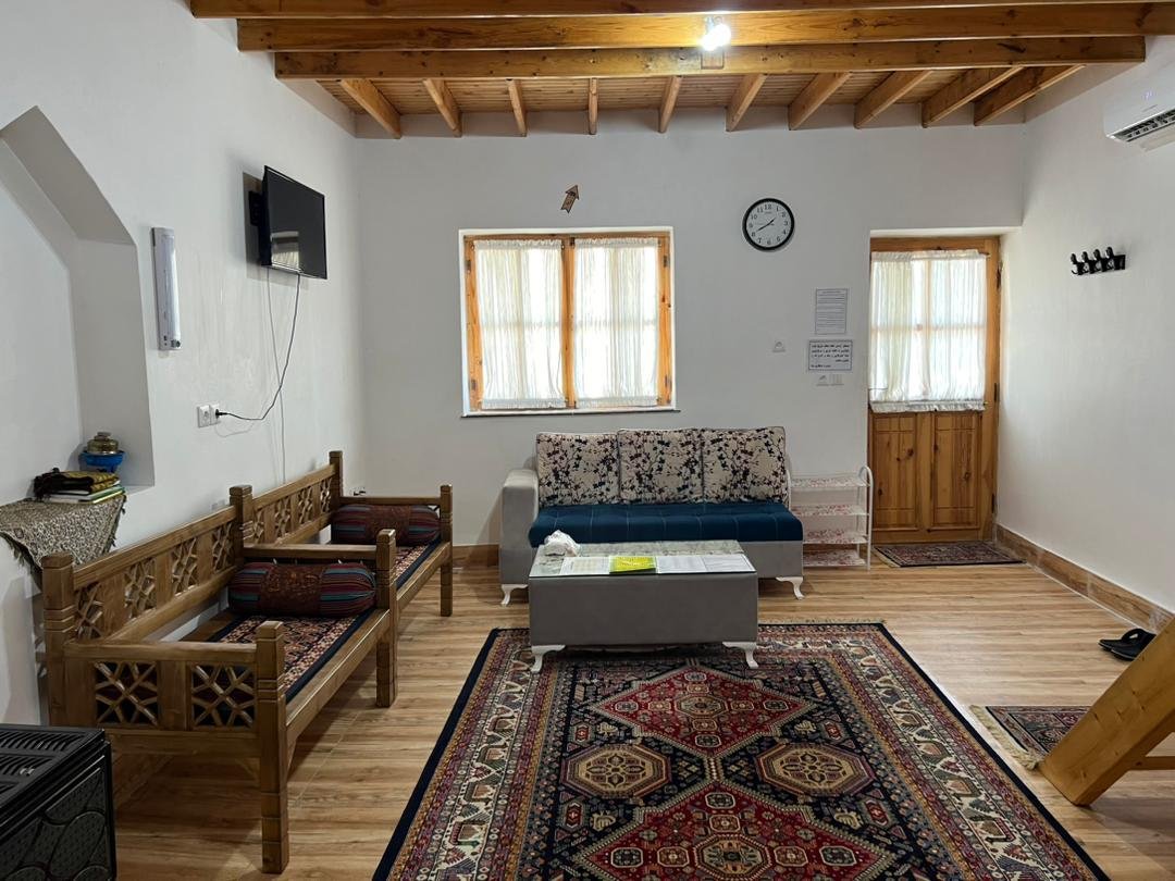 یک خوابه چوبی آغوزدار