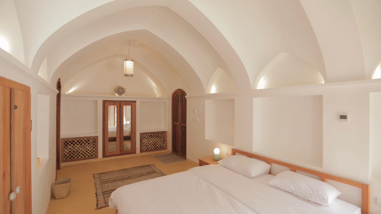 اقامتگاه سنتی خانه نزادی - واحد سه دری 1