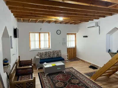 کلبه یک خوابه چوبی لیلکی دار