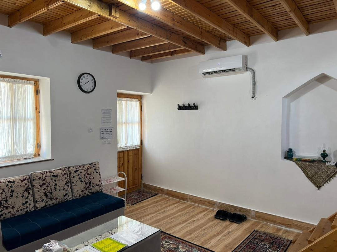 یک خوابه چوبی آغوزدار