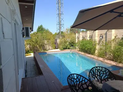 ویلا دوخوابه ساحلی استخردار آبگرم باران