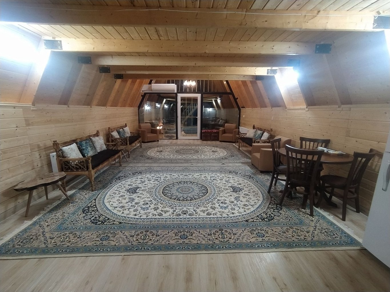 کلبه یک خوابه سوئیسی مرزیکلا - فضا داخلی