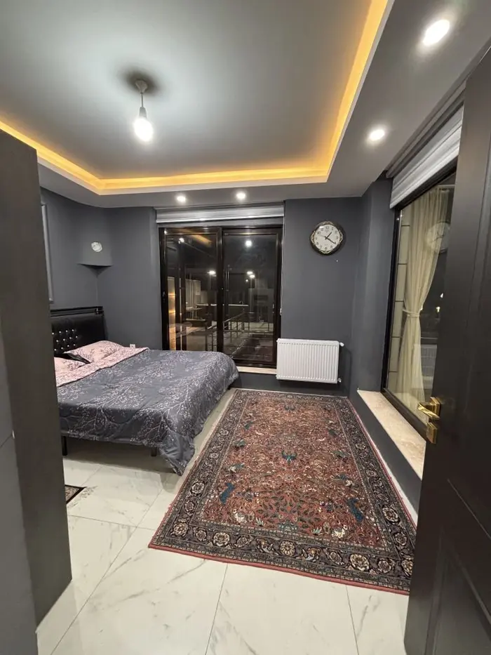 ویلا دوخوابه گرین لانژ - اتاق رو به استخر و محوطه ویلا 