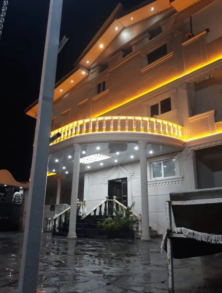 ویلا چهارخوابه استخردار آبگرم عمارت آرسِن