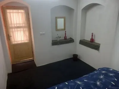 اقامتگاه سنتی سرای بمانی - واحد مقدس بانو