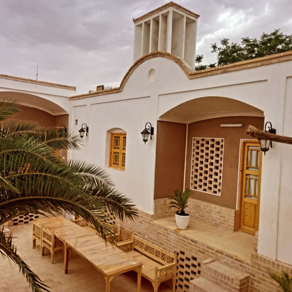 سرای بمانی - واحد مقدس بانو