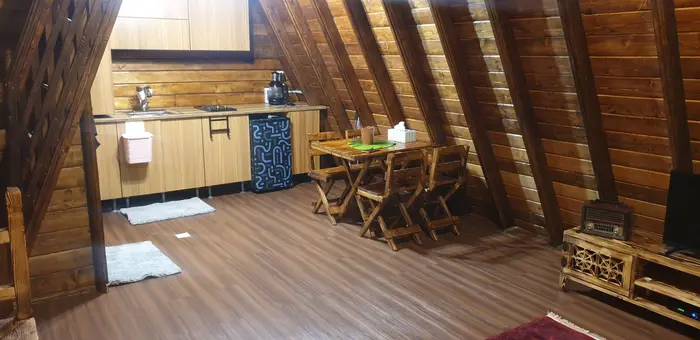 کلبه یک خوابه چوبی سینا - آشپزخانه و میز نهارخوری