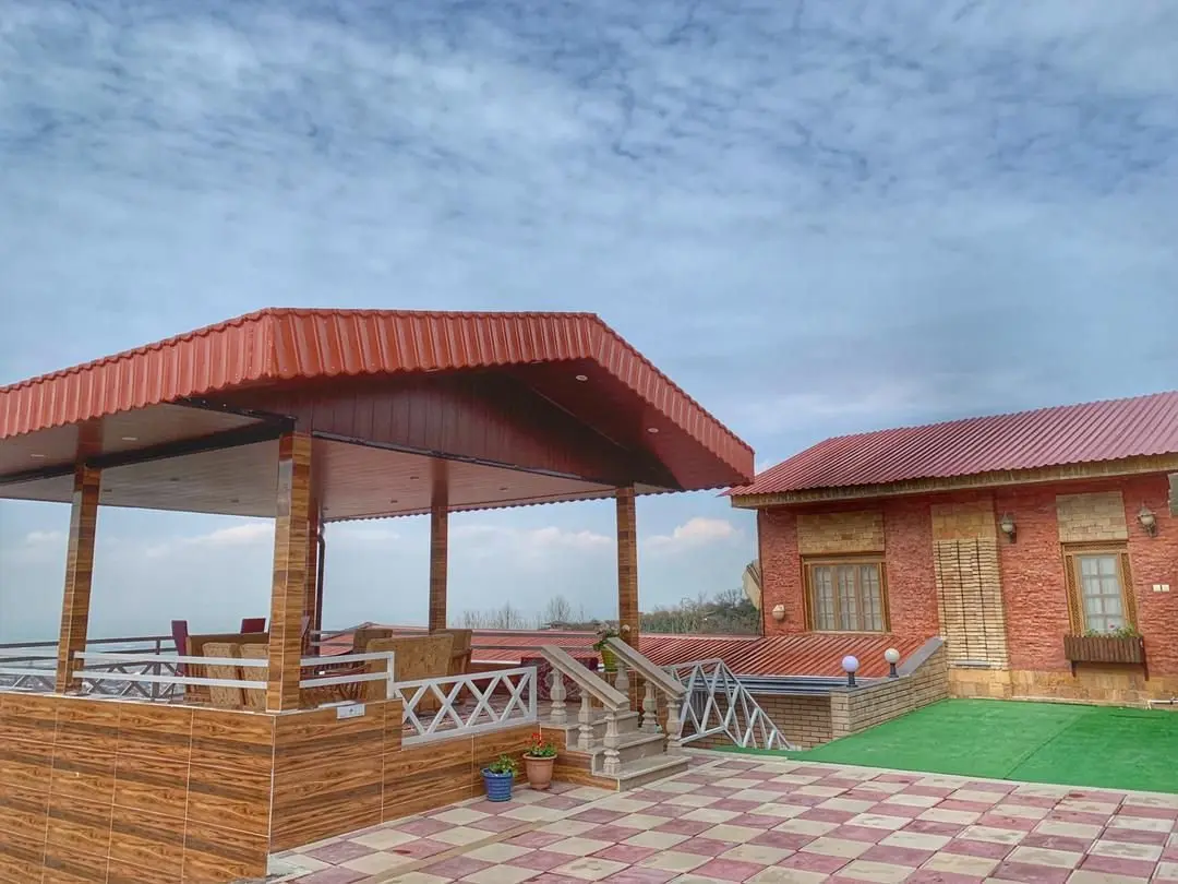 دوخوابه استخردار آرامش دوست - حیاط و الاچیق بالا