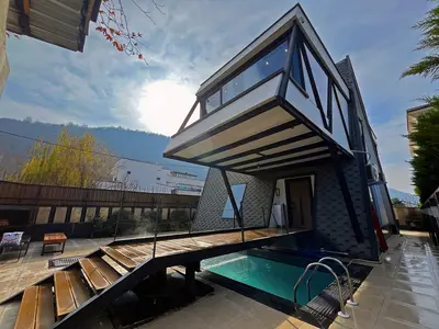 کلبه دوخوابه سوئیسی استخردار آبگرم آسایش