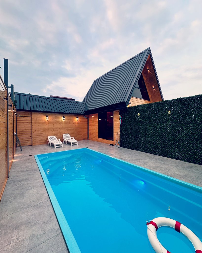 یک خوابه استخردار آبگرم برکه