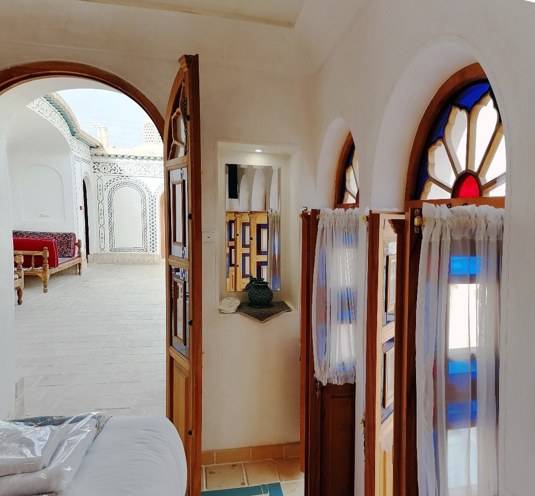 اقامتگاه سنتی سرای صباغیان - واحد محیا سه دری