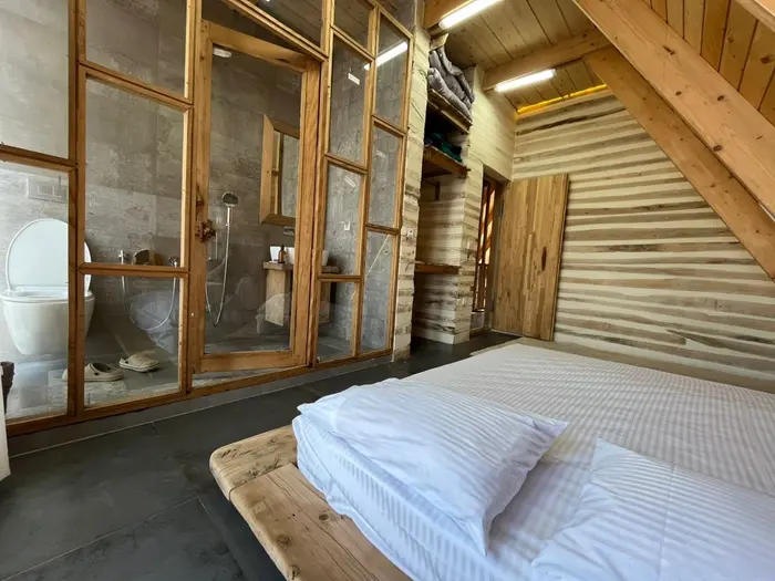 ویلا دوخوابه استخردار آبگرم چوبی دست ساز