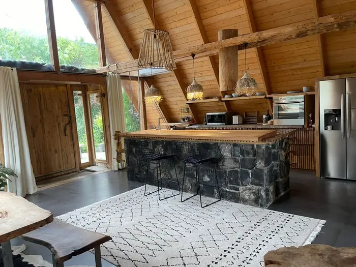 ویلا دوخوابه استخردار آبگرم چوبی دست ساز